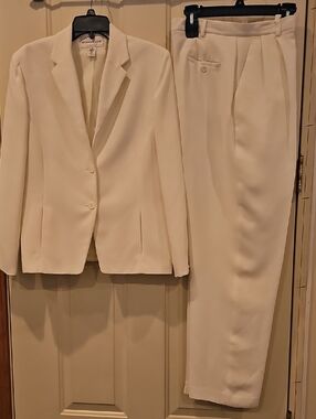 Evan Picone Women's Cream Two-Piece Blazer and Trouser Suit
